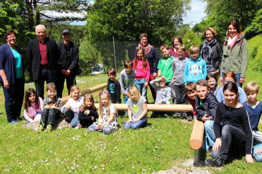 Grundschule Niederelbert freut sich über ihren neuen Balancierbalken